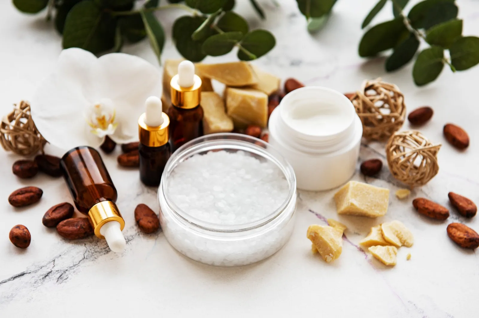 Matérias-primas para cosméticos - óleos essenciais, extratos vegetais, pigmentos e manteigas
